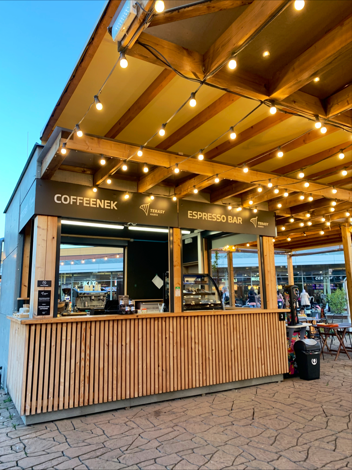 Coffeenek espresso bar, Terasy Harfa interior