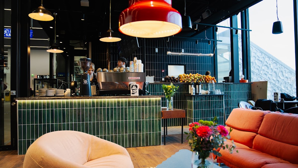 Round Tripla Café interior