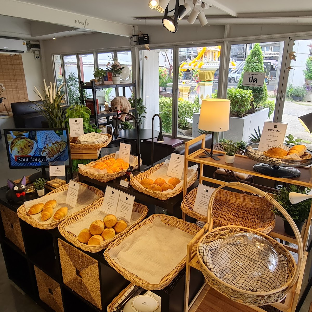 Pla Cafe interior