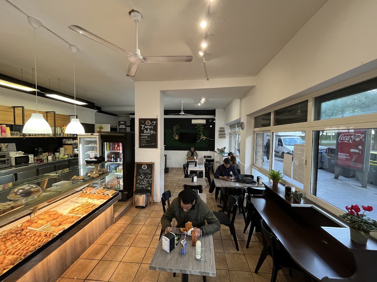 Varyna Coffee & Bakery interior