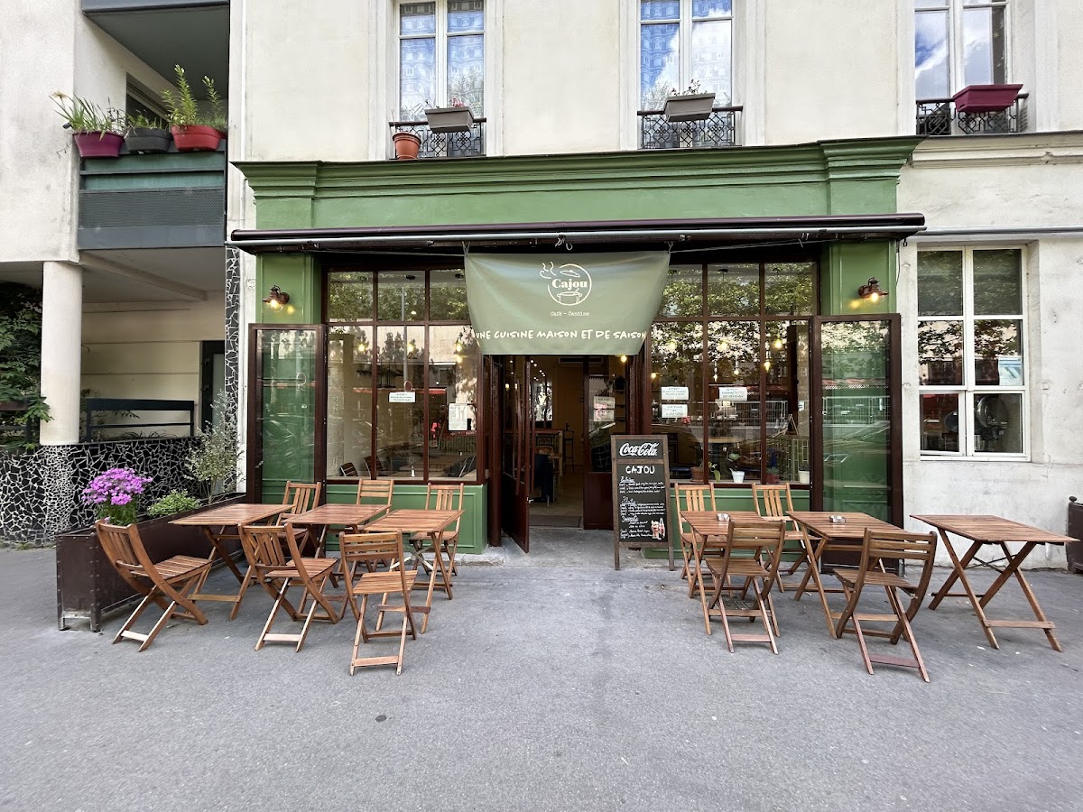 Cajou, café-cantine interior