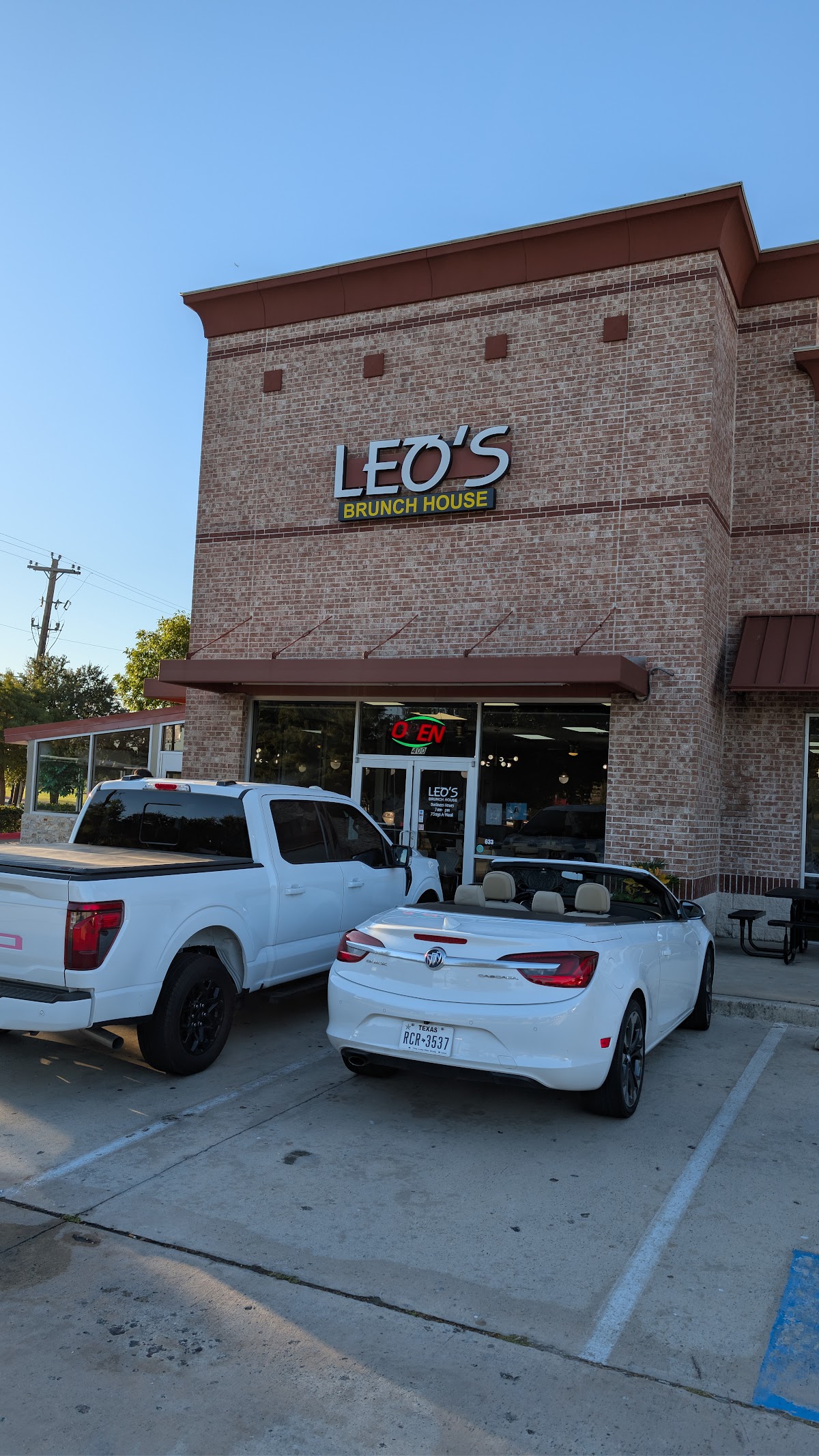 Leo's Brunch House interior