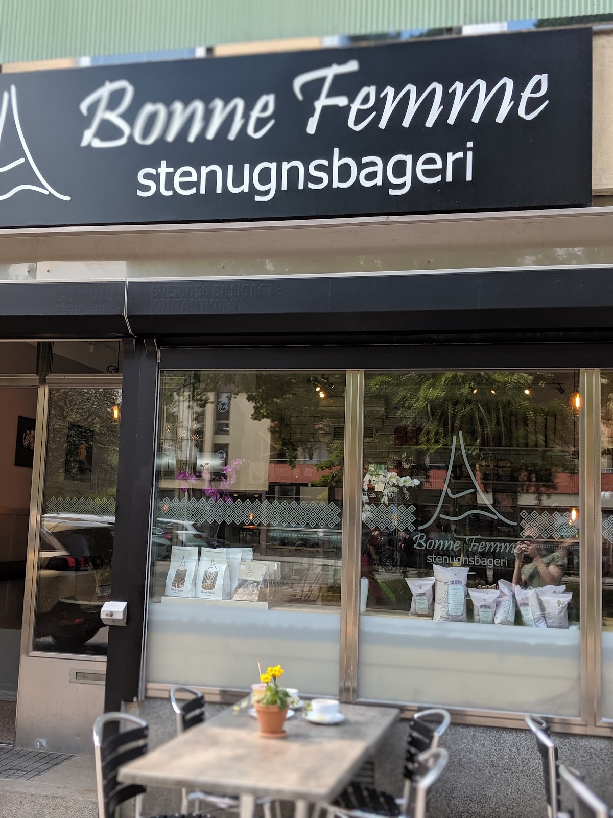 Bonne Femme interior