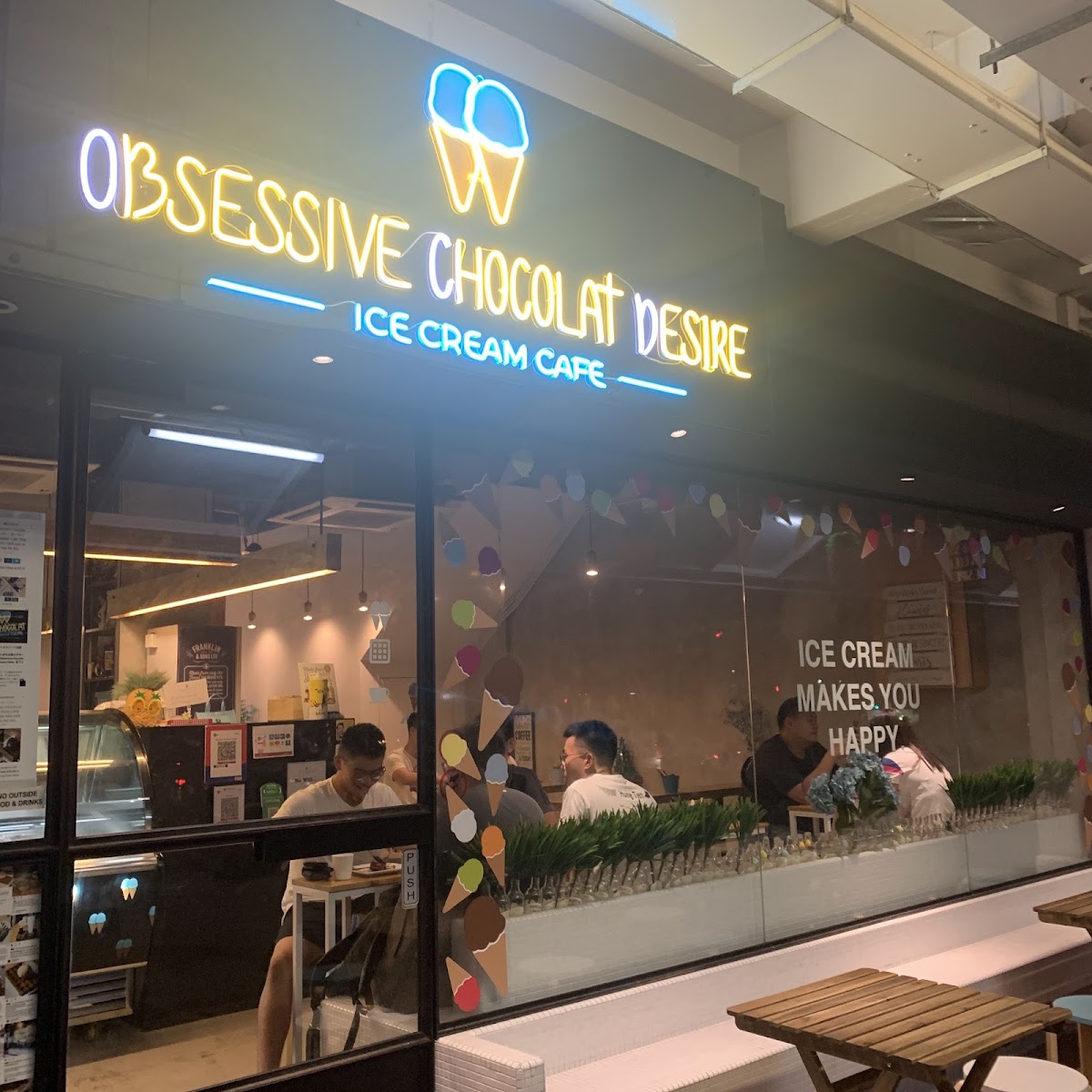 S-11 AMK 530 Food House interior