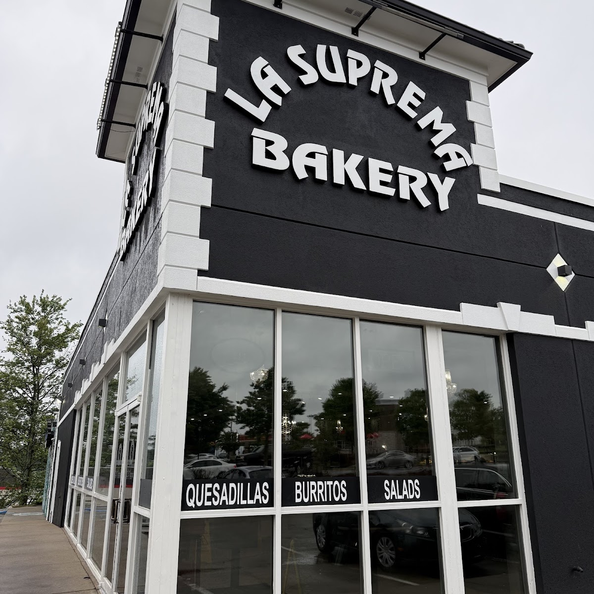 La Suprema Bakery & Panaderia interior