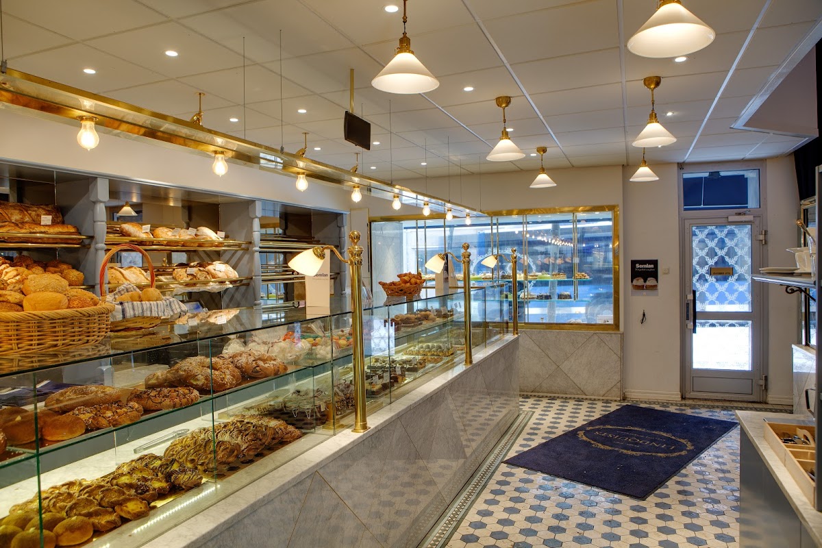 Lindquist's Bakery interior