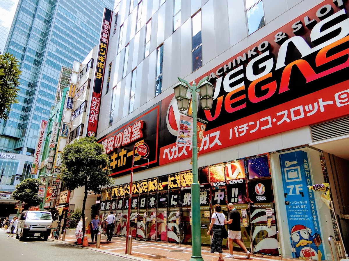 Don Quijote Shinjuku Tonanguchi interior