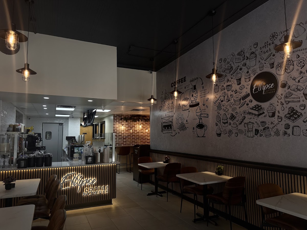 Ellipse Coffee & Crepes interior
