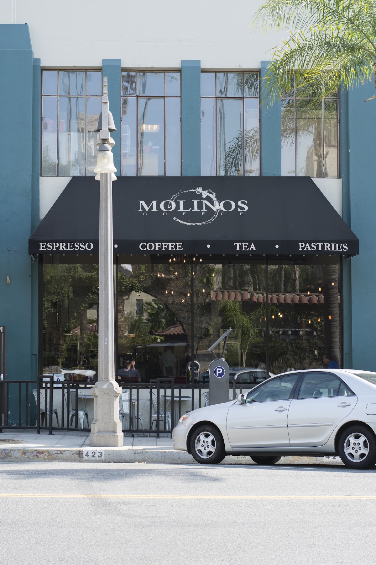 Molinos Coffee - Riverside interior