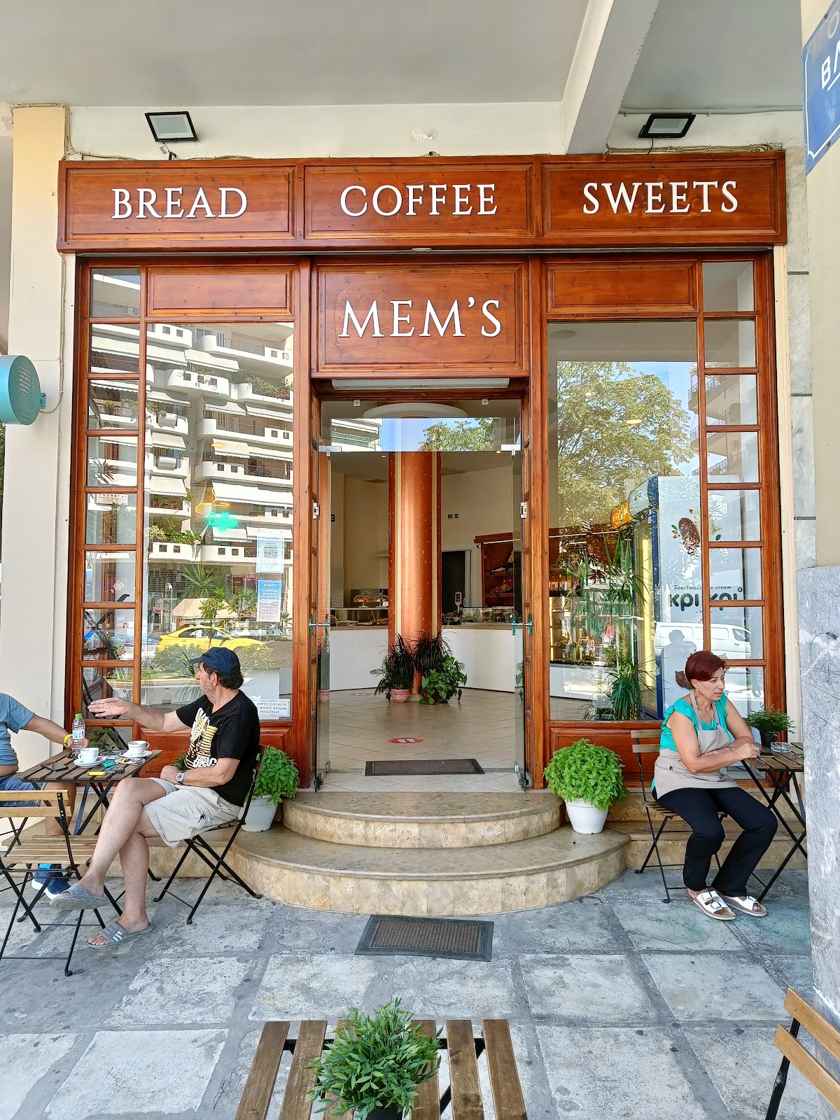 Mem's Coffee interior