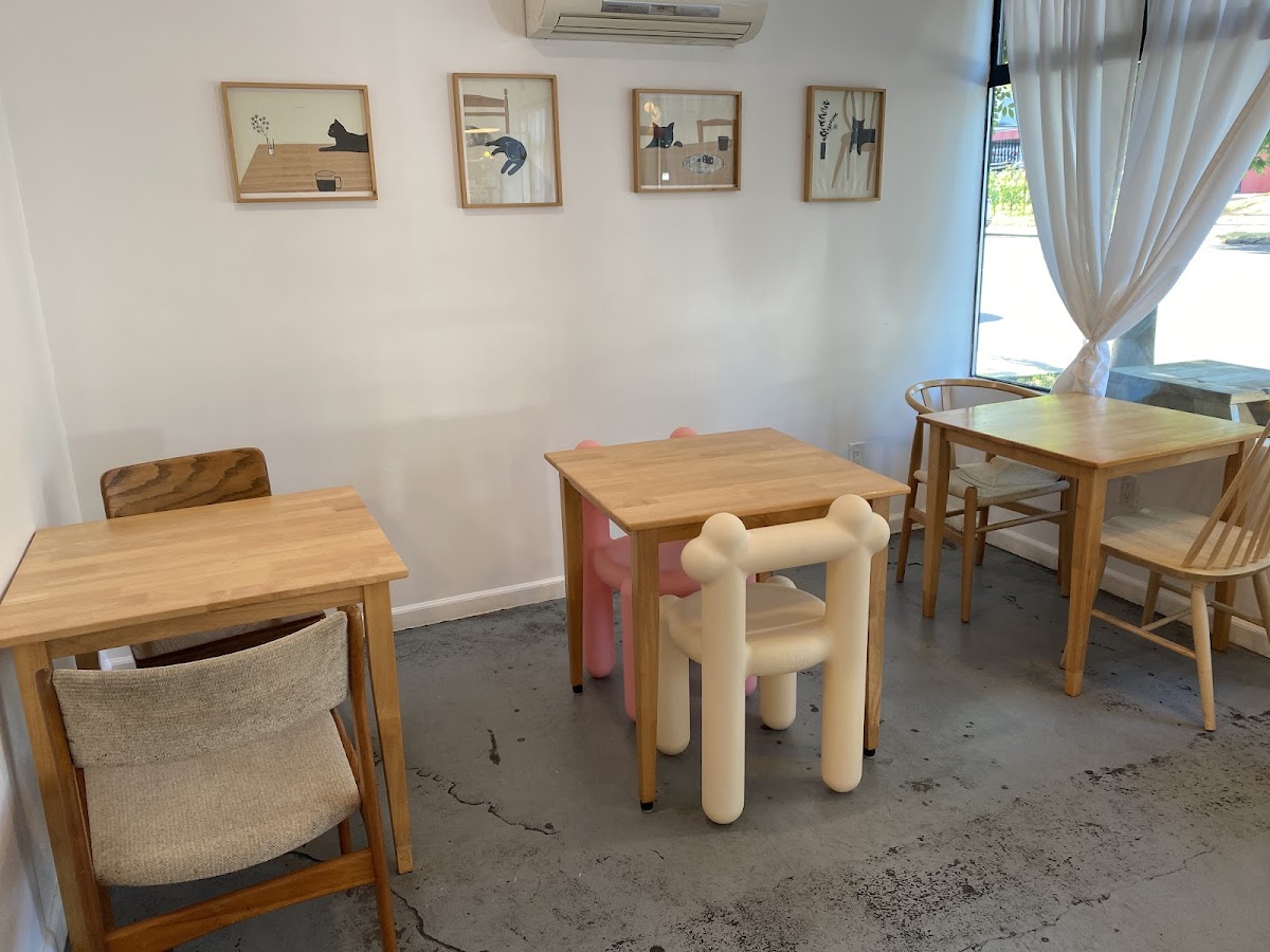 Soro Soro Coffee and Dessert interior