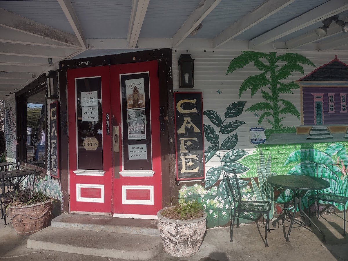 Tout de Suite Cafe interior