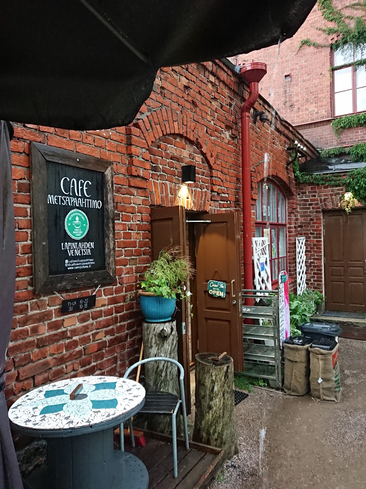 Café Metsäpaahtimo interior