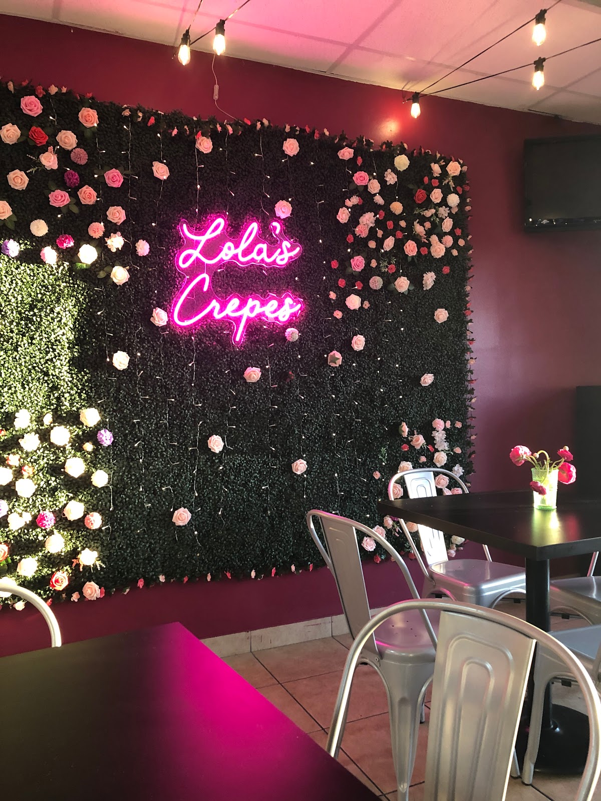 Lola's Crepes interior