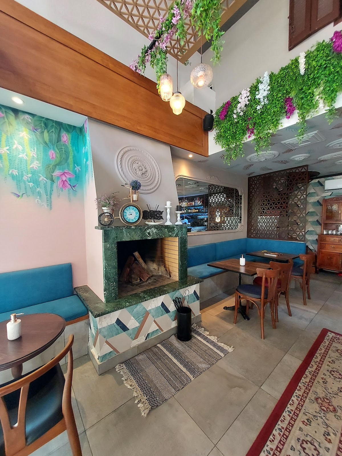 Chloe il Caffe Bar interior
