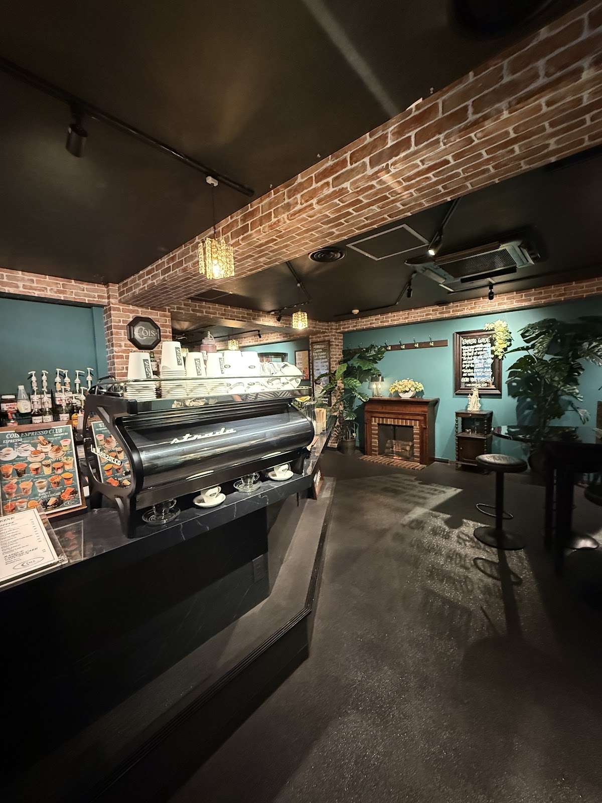 4 Seasons Christmas Cafe & Bar interior