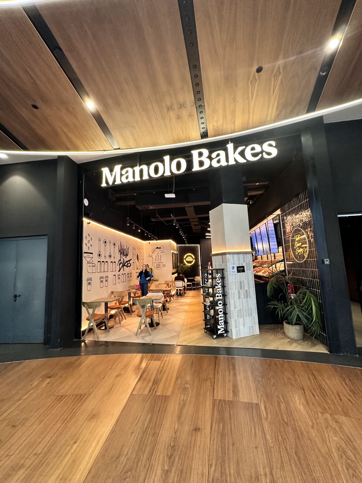 Manolo Bakes interior