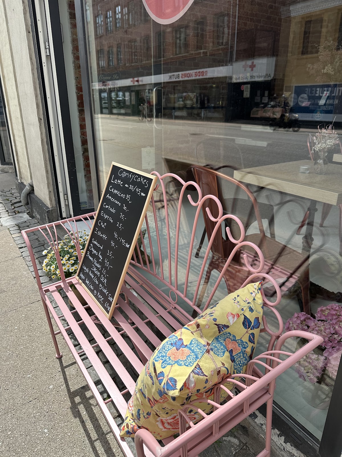 Comfycakes interior