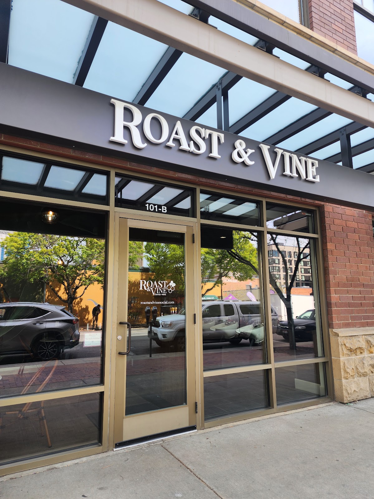 Roast & Vine interior