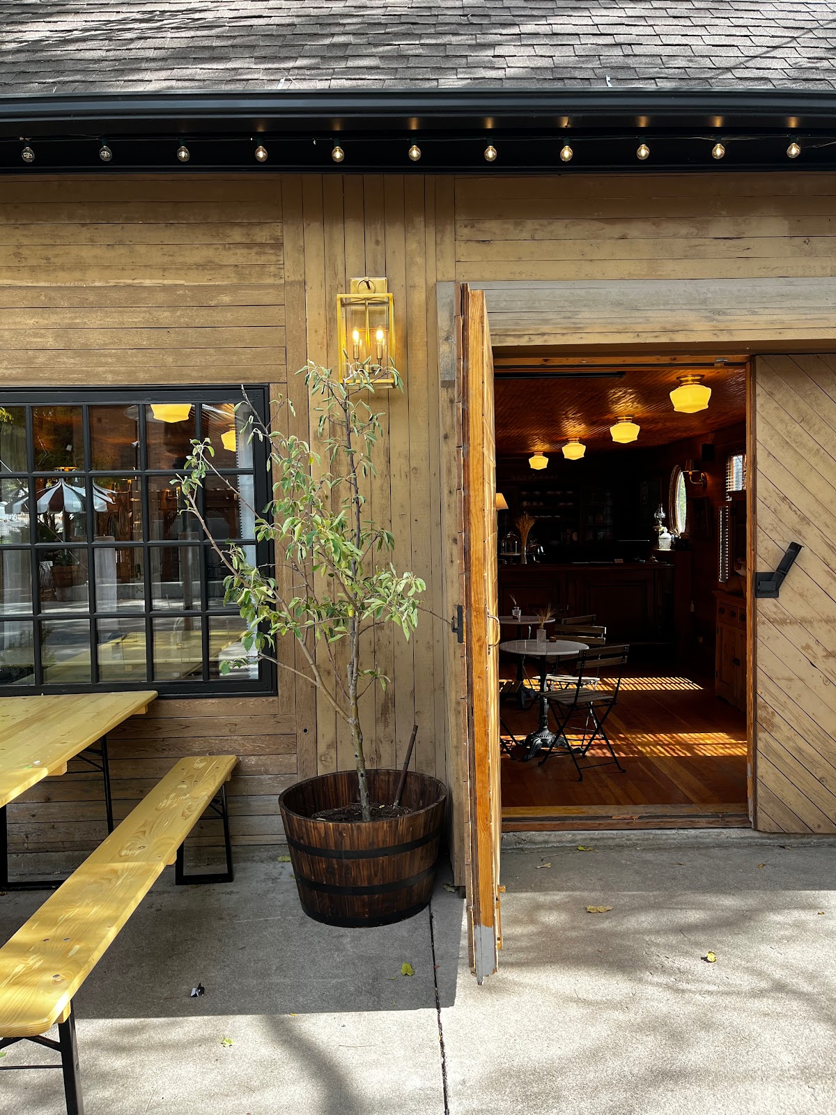 Cafe 140B interior