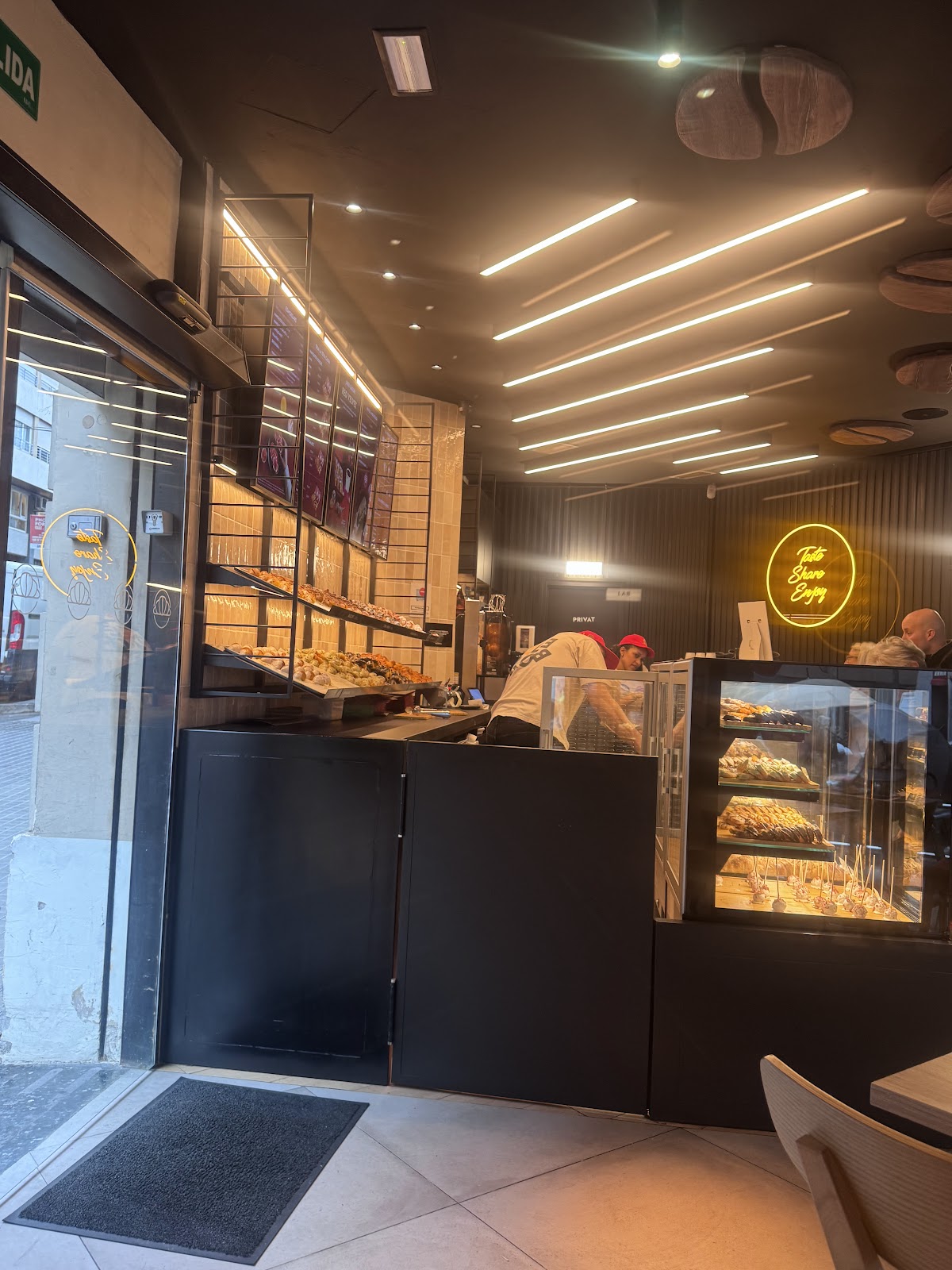 Manolo Bakes interior