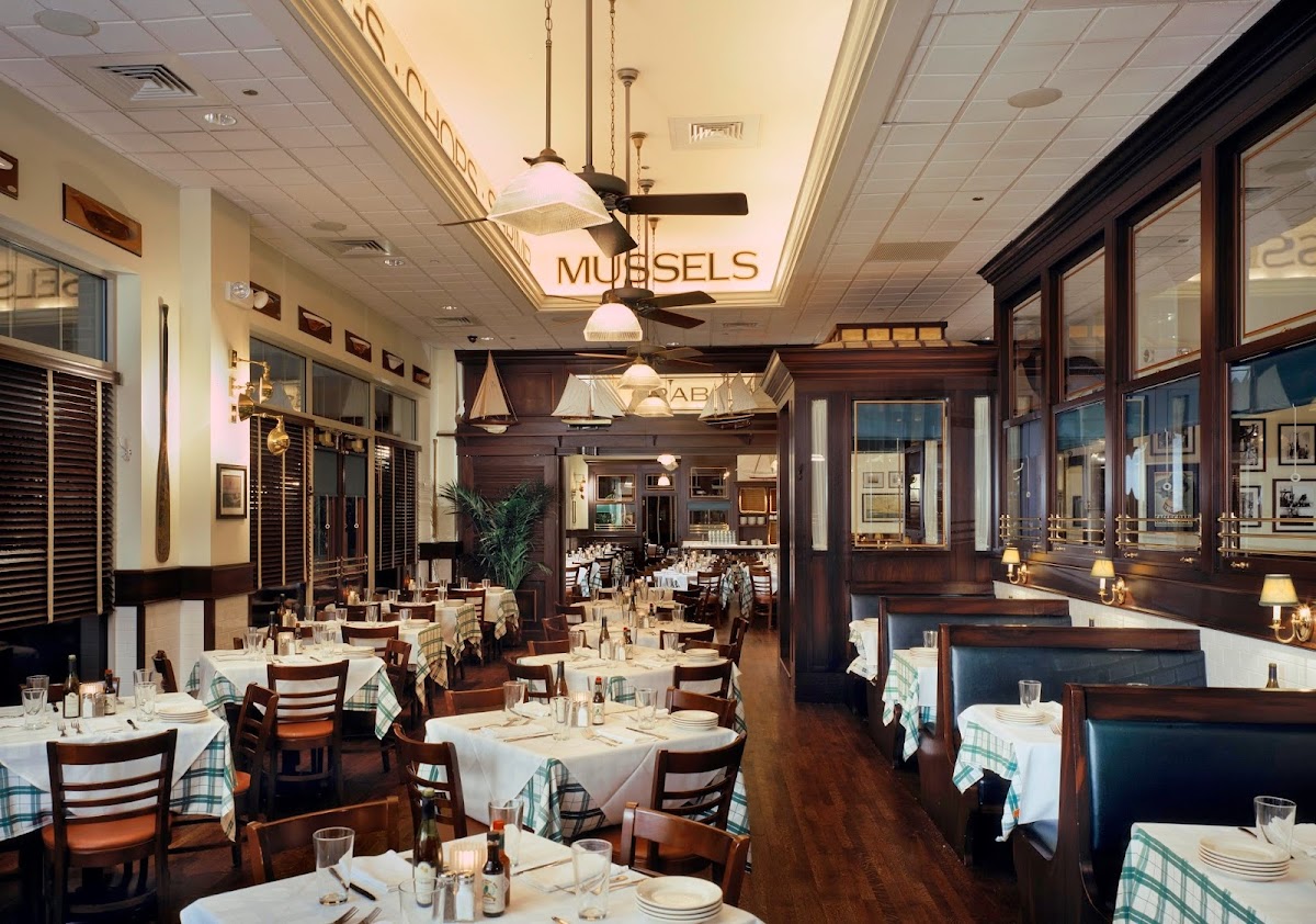 Hugo's Frog Bar & Fish House interior
