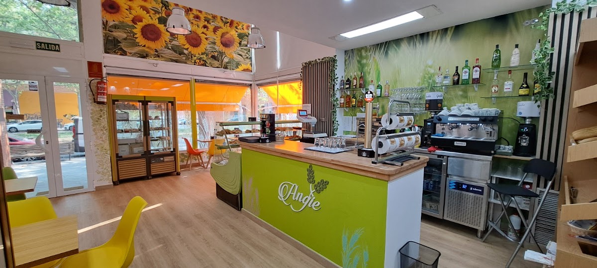 Cafetería, Panadería, Pastelería Angie interior