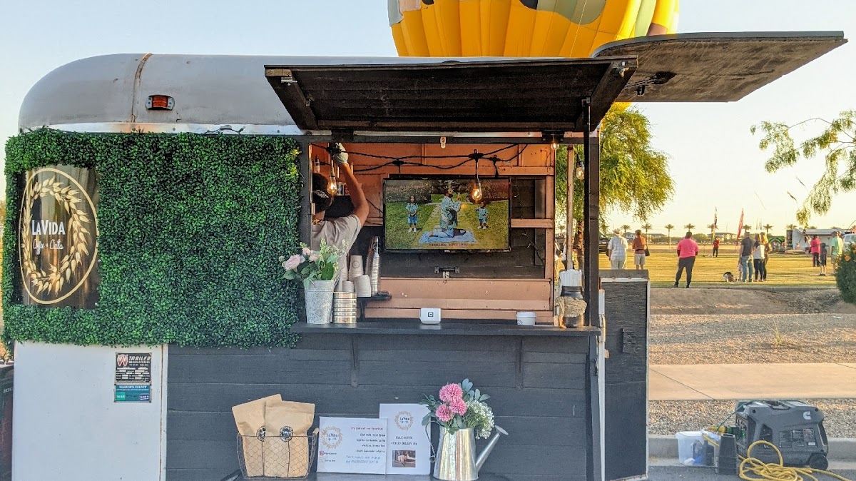 La Vida Coffee + Oats interior