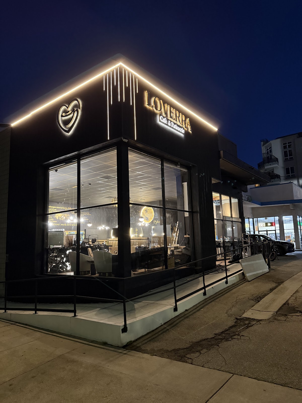 Loverra Cafe & Patisserie & Restaurant interior