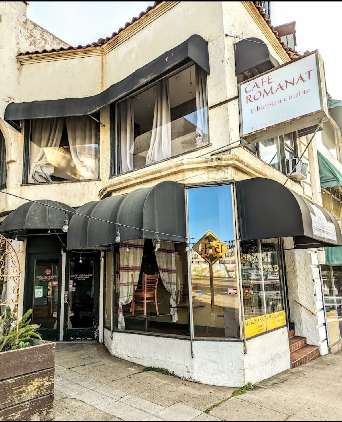 Cafe Romanat interior