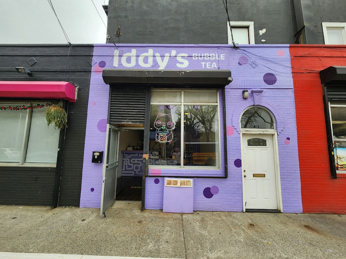 Iddy's Bubble Tea & Waffles interior