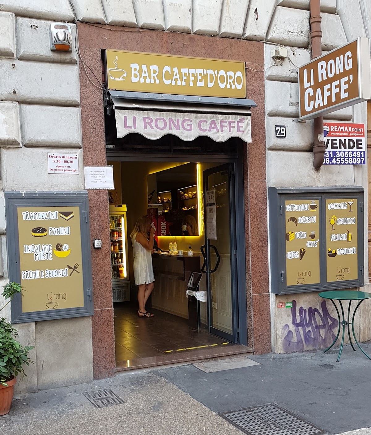Li Rong Caffe interior