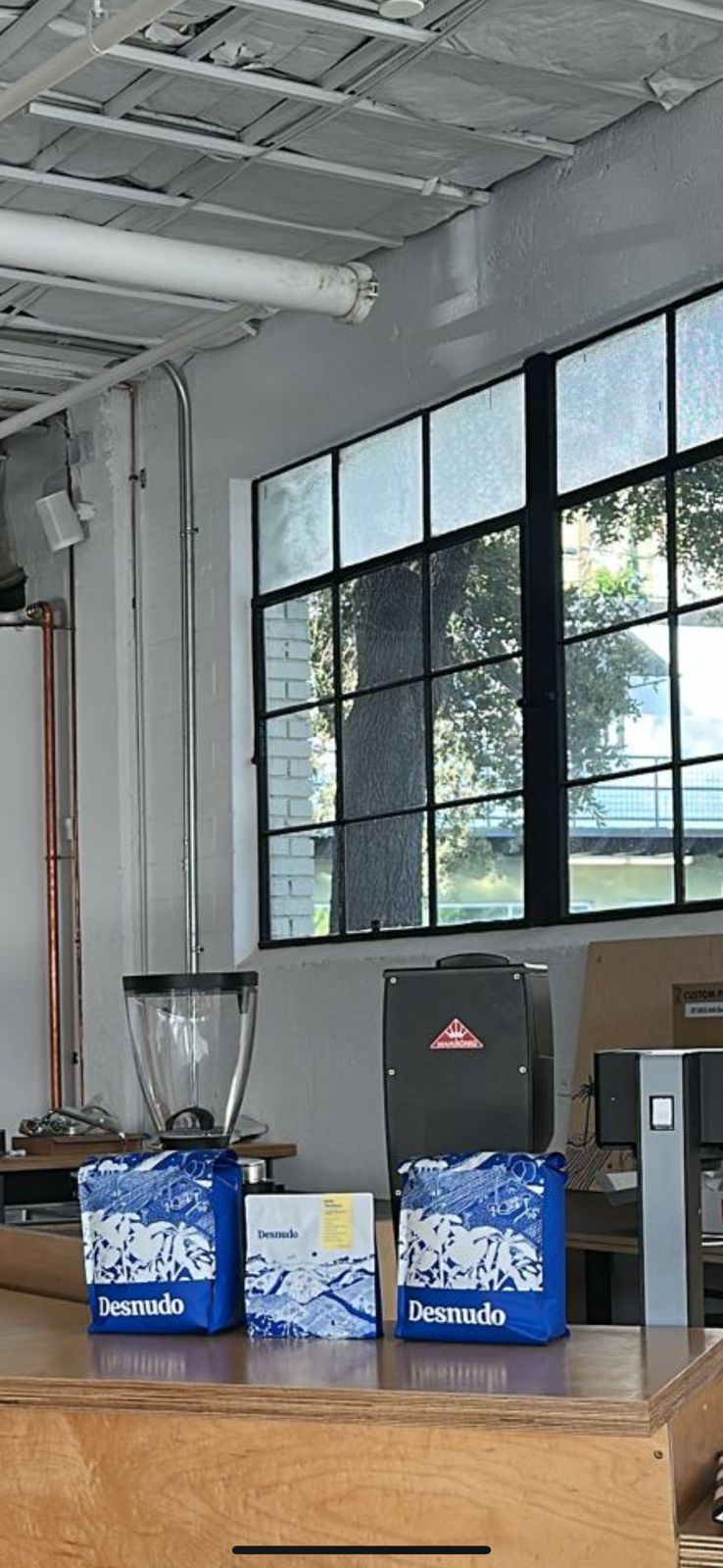 Desnudo Coffee: West 6th St interior
