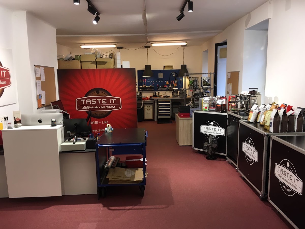 taste it Lager und Technik interior