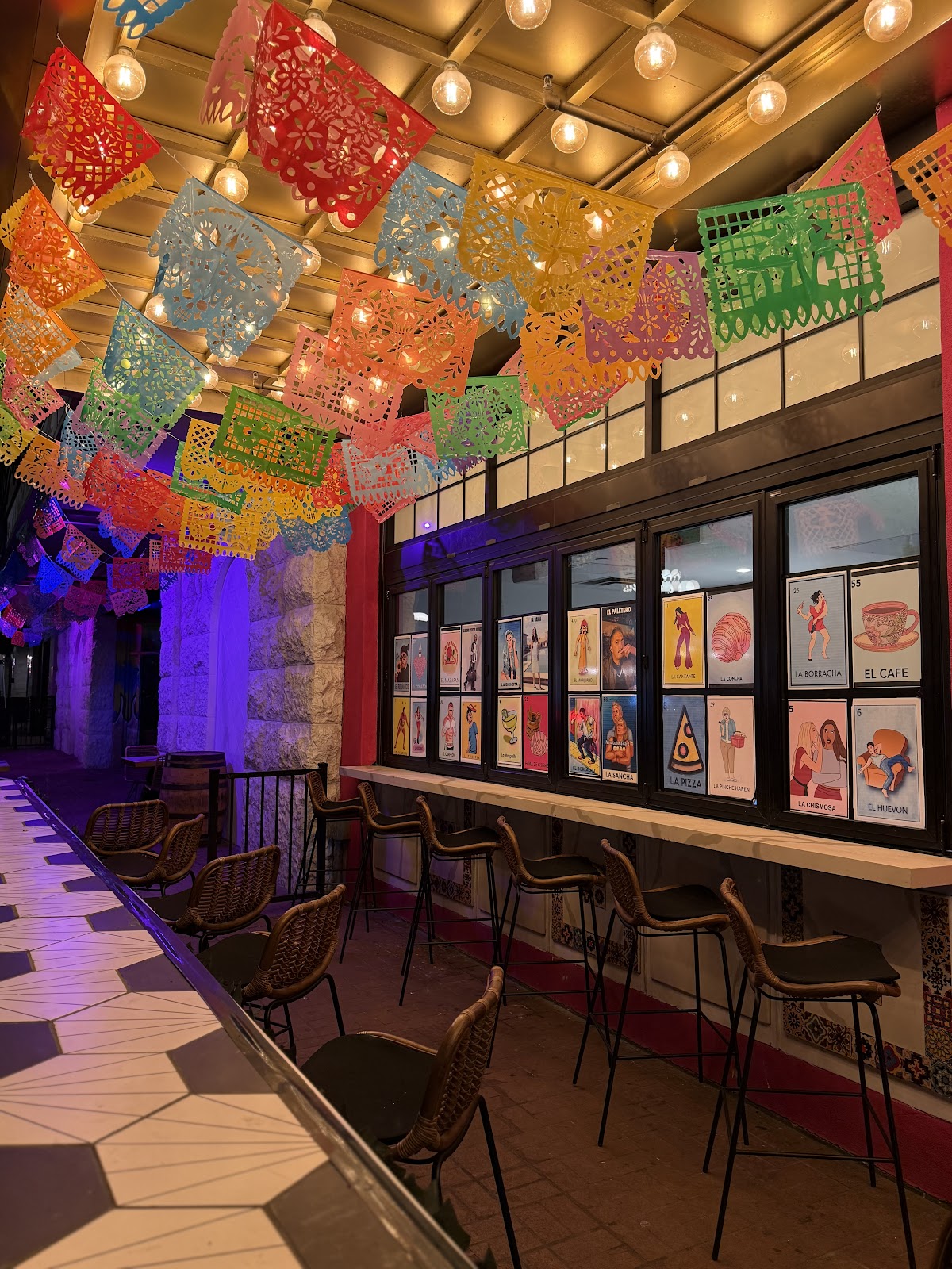 Mama's Cafe & Pizzeria interior