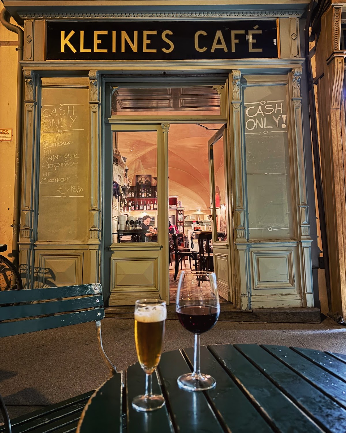 Kleines Café interior