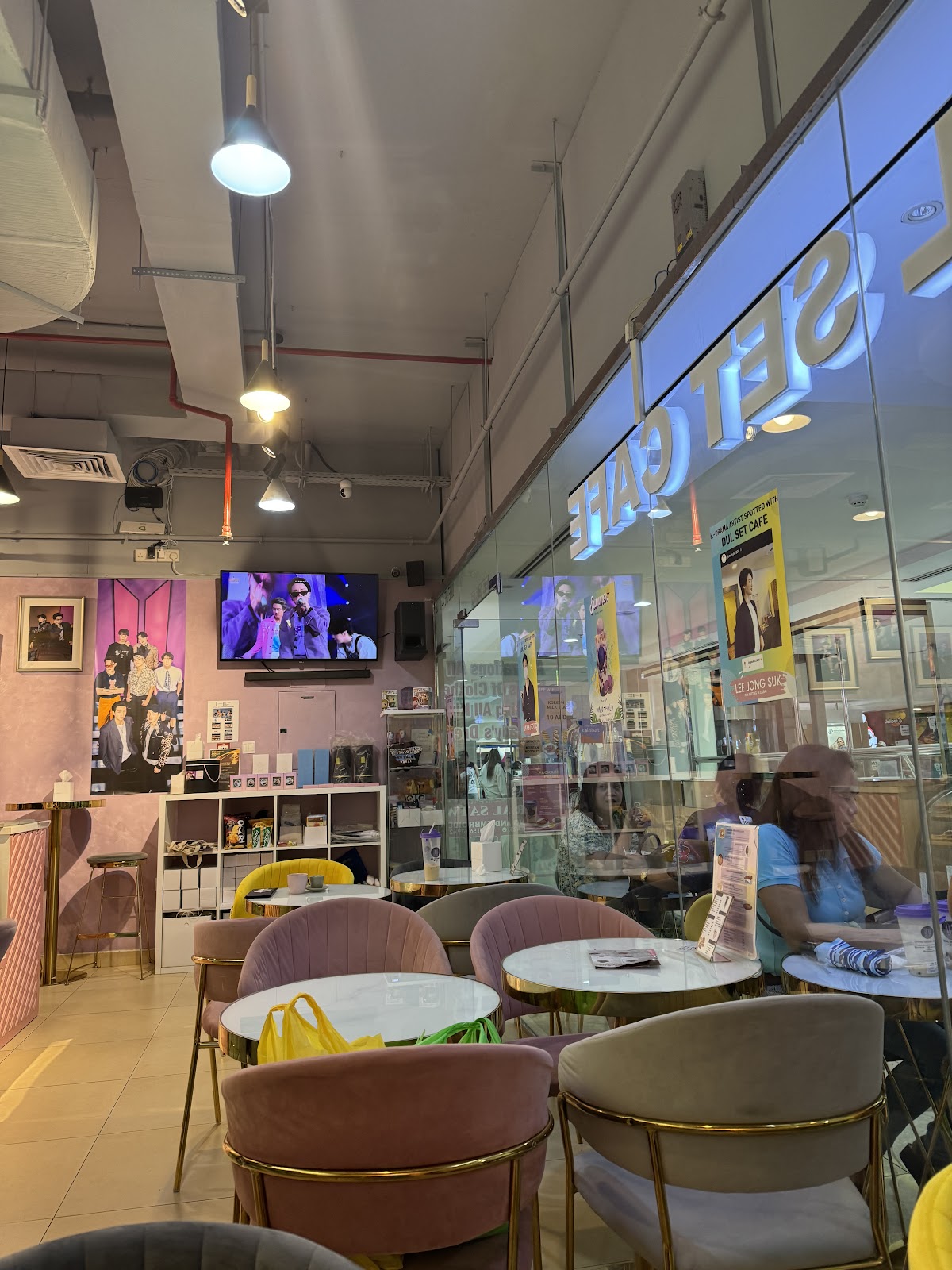 Dul Set Cafe interior