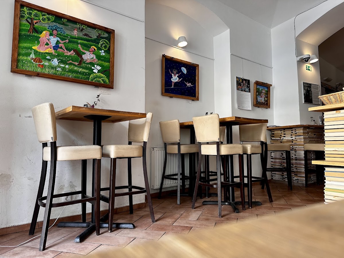 Kavárna Mezi Řádky interior