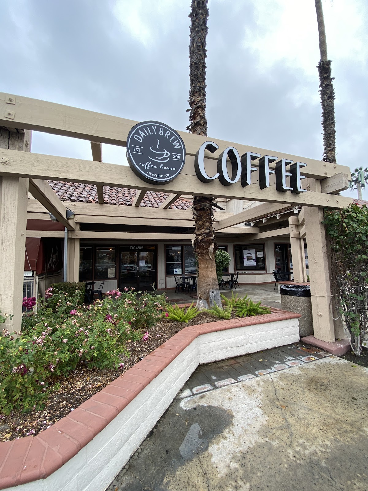 DAILY BREW COFFEE HOUSE, BAKERY, & ROASTERY interior