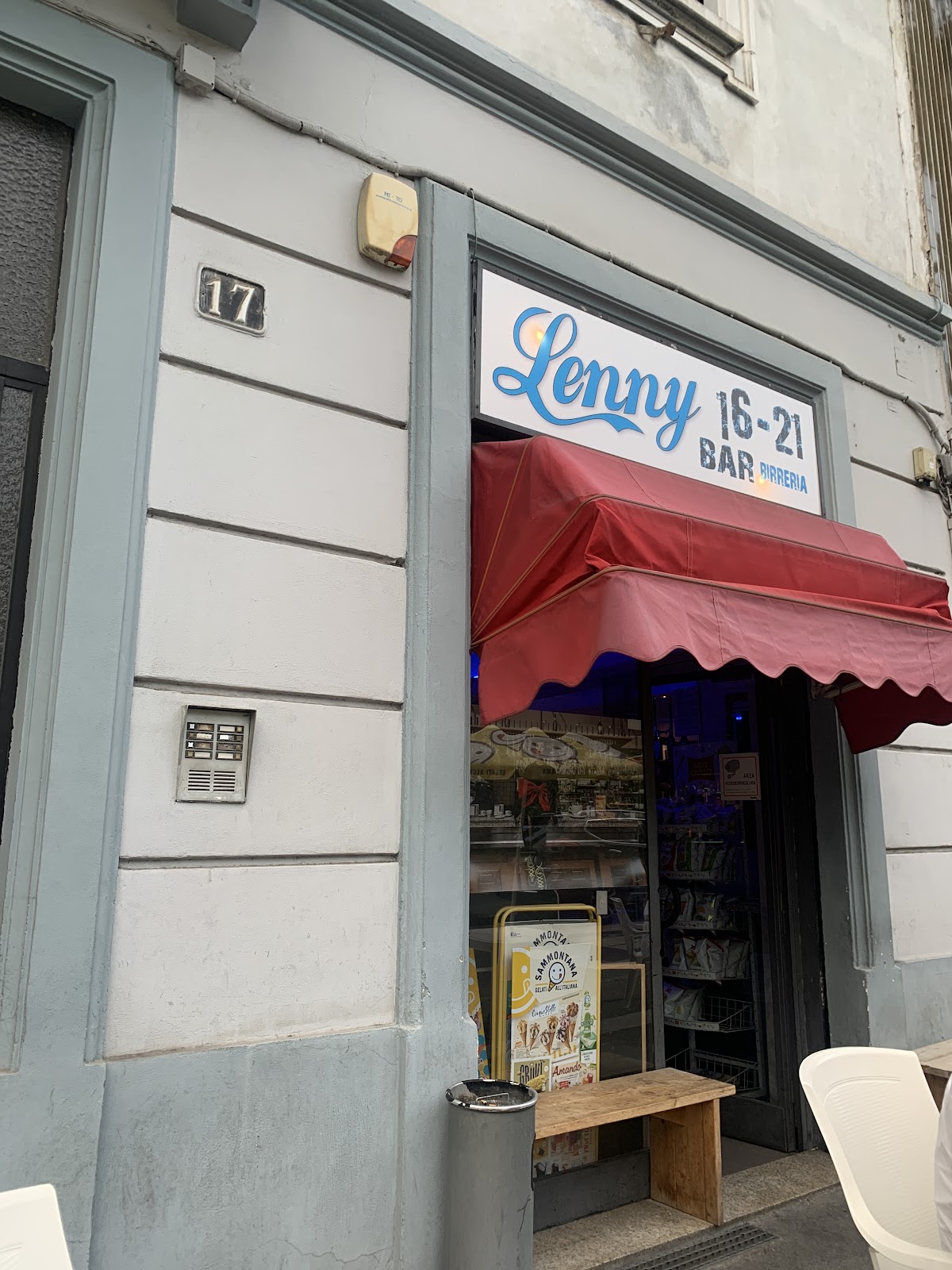 Lenny Bar interior