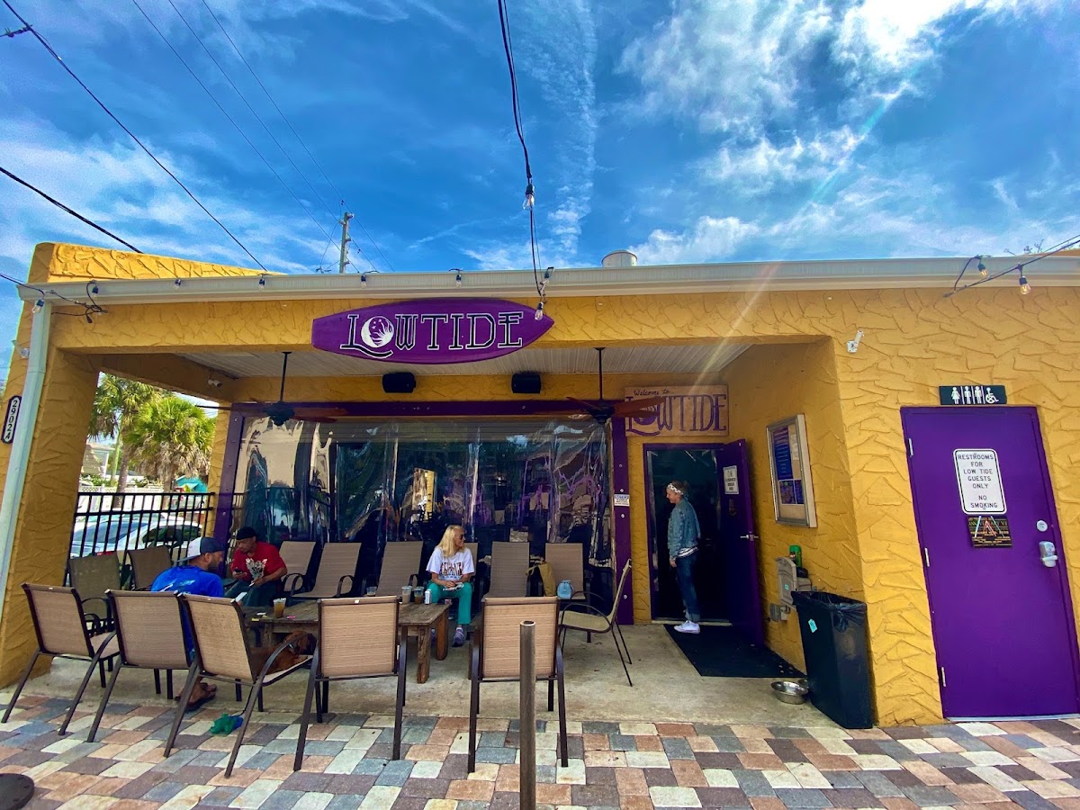Low Tide Kava Bar interior