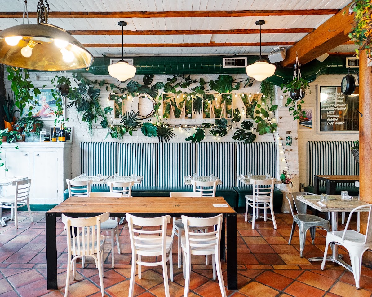 Tommy Café interior