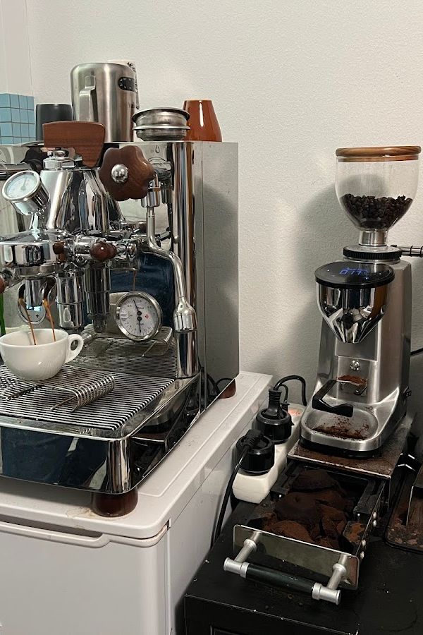 Leon’s Kaffee Keller interior