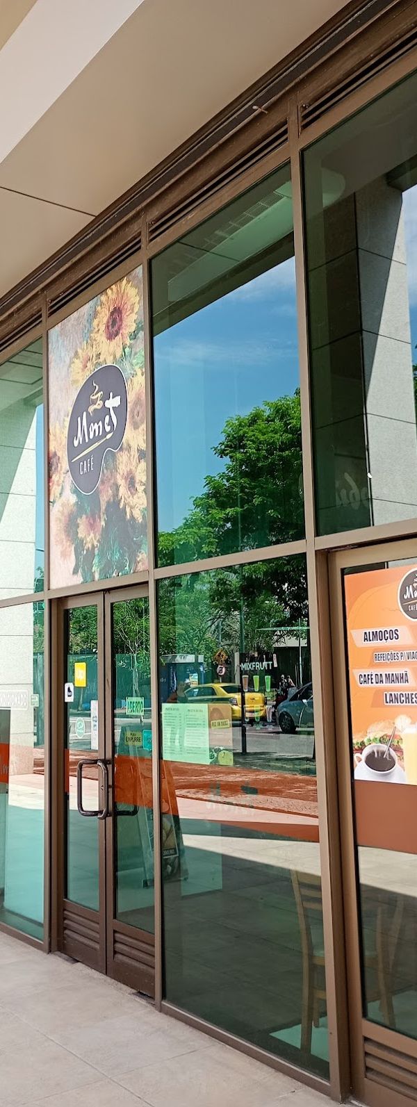Monet Café e Bistrô interior