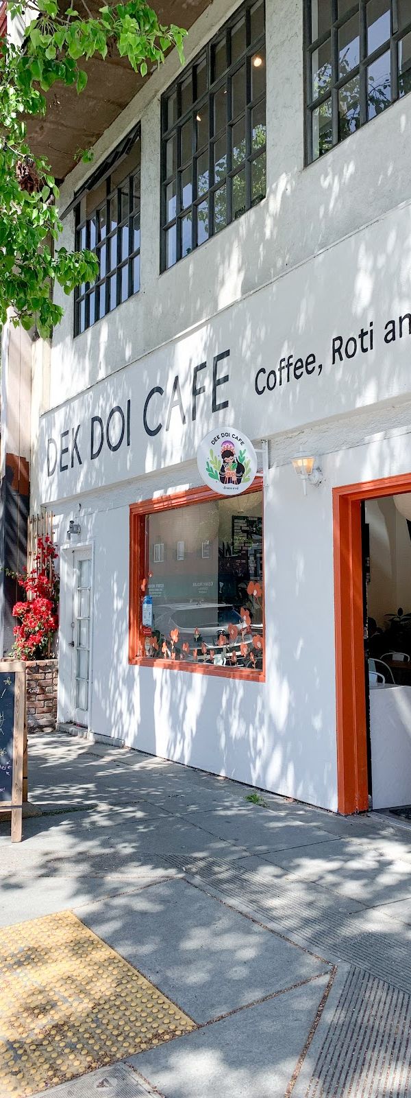 Dek Doi Cafe interior