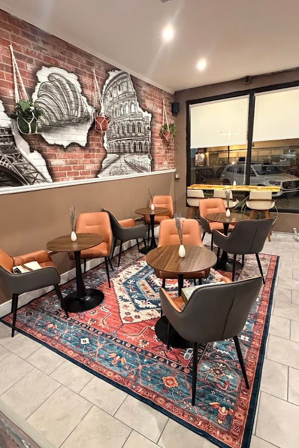 Crispy Avenue Caffe interior
