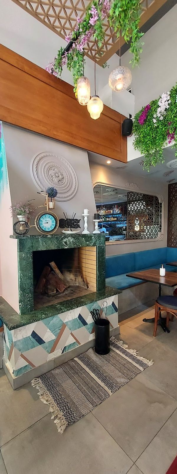 Chloe il Caffe Bar interior