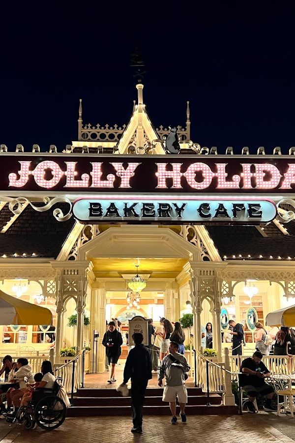 Jolly Holiday Bakery Cafe interior